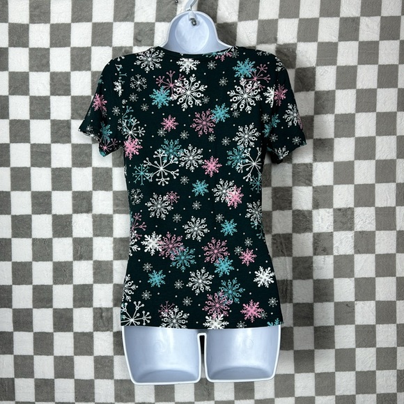 Celebrate together XS V-neck, short sleeve green pink white snowflake T-shirt - Picture 3 of 4